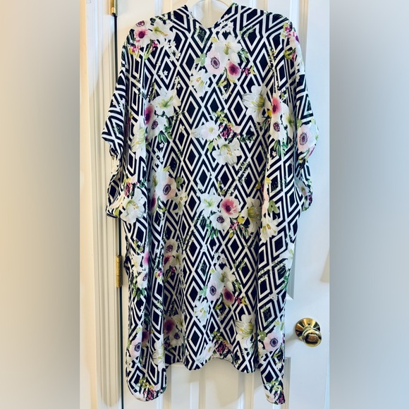Do Everything in Love Kimono Overpiece Cardigan Black White Diamond Floral Print - Picture 4 of 8